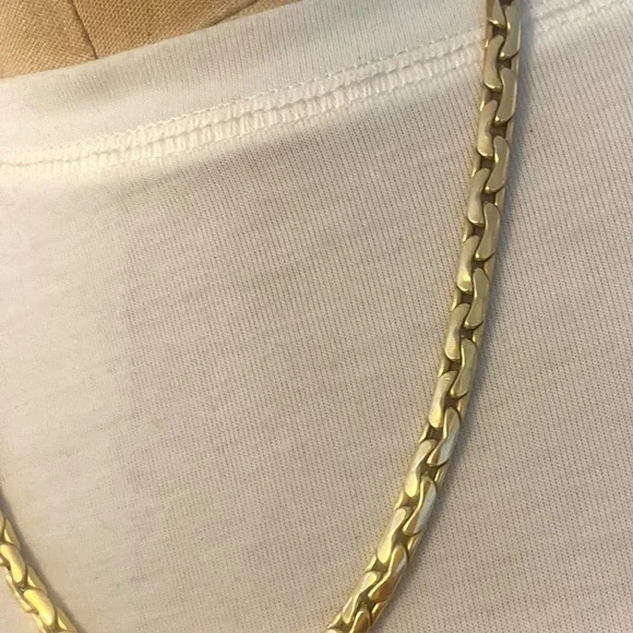 14kt gold c link chain and 14kt “S” initial pendant - Picture 7 of 10
